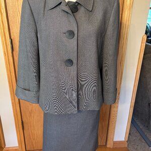 Ladies Suit by Tahari Size 16 Black and White